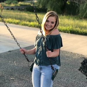 Meet your Posher, Caitlin